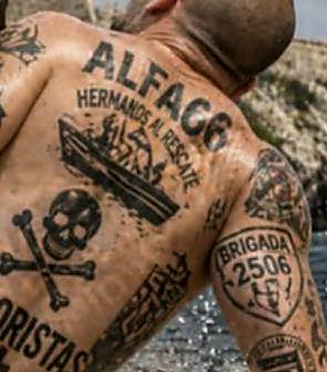 Detalle: tatuajes de Alfa 66, Hermanos al Rescate y Brigada 2506 junto a la palabra terroristas, en una imagen que representa a Ramiro Valdés