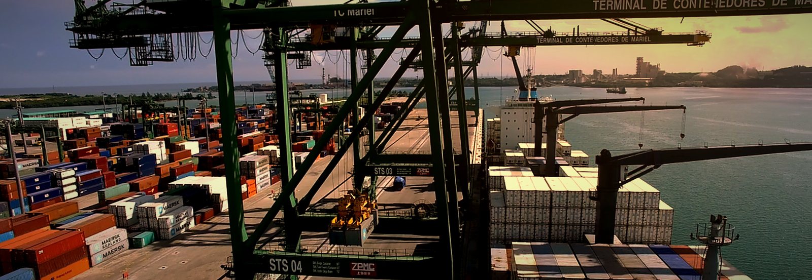 Grúas y contenedores en la Terminal de Contenedores de Mariel